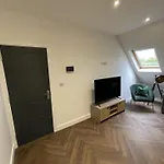 Top Floor Luxury & Stylish Apartment - Sleeps 5